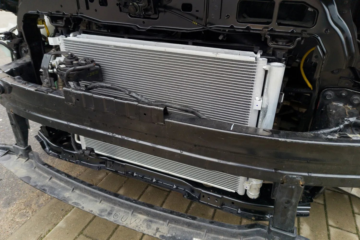 Heavy-duty radiator installed in a truck